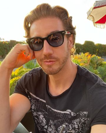 Eugenio Siller taking selfie. 